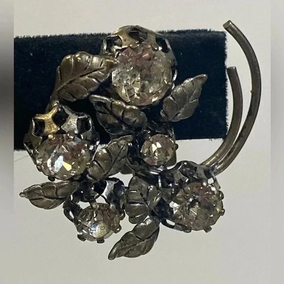 STAR-SIGNED VINTAGE CLIP ON EARRINGS. SILVER LEAVES 🍃 - Picture 2 of 8